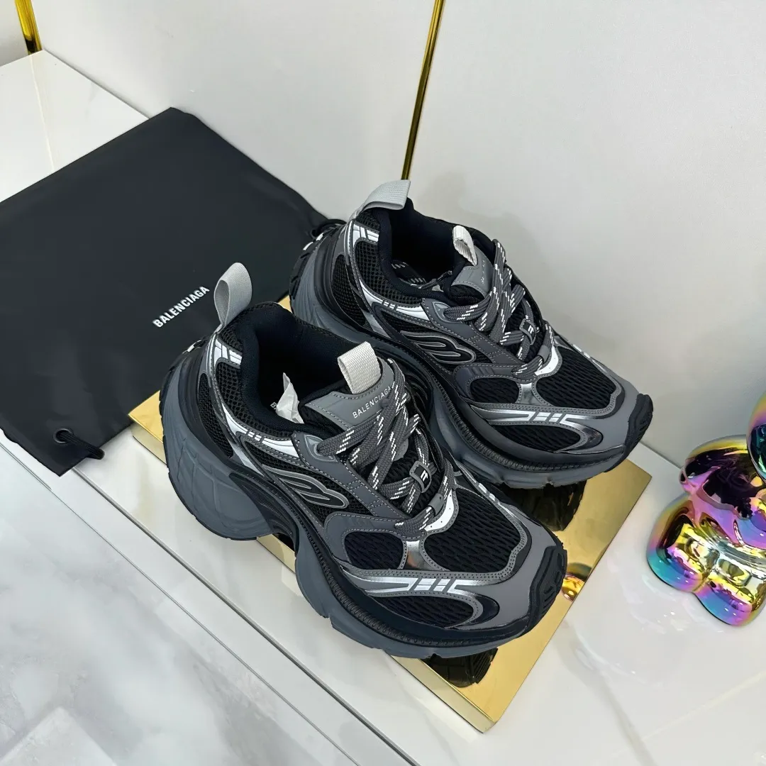 👟👟Ex-factory price 680👟👟 Balenciaga Balenciaga CARGO 6XL Sneakers Round-toe lace-up Low-cut lifestyle mesh lace-up Low-cut catwalk retro Balenciaga is always at the forefront of fashion. This model has huge size and eye-catching design. It is in line with the current "" trend. It uses an all-black color scheme to create a low-key yet gorgeous effect. The 6XL size makes it a conspicuous presence in the market. Suitable for people who pursue individuality. The products released this time once again reflect their innovation capabilities. They are made of microfiber and mesh. Its avant-garde design, exaggerated volume and reflective details give it a special silhouette. It is made of mesh material, which brings good foot feel, comfortable and breathable. The appearance still adopts the classic shape. The shoe body is fashionable and easy to wear. Item No.: 815859 W2MV2 1012 Size: 35-46